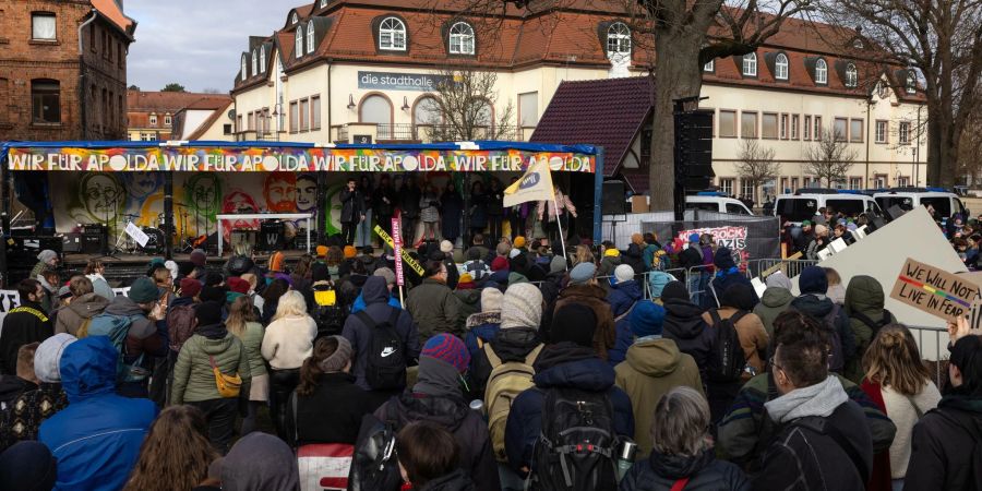 Mehr als 1.000 Menschen demonstrieren laut Polizei gegen die Veranstaltung der JA in der Stadthalle Apolda.