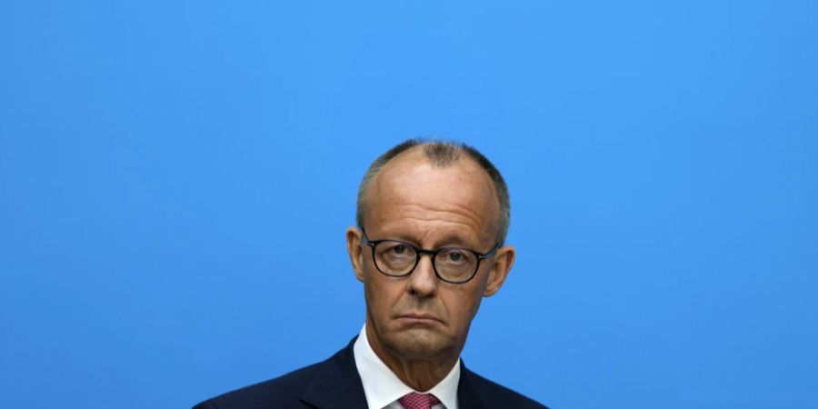 Friedrich Merz blauer Hintergrund