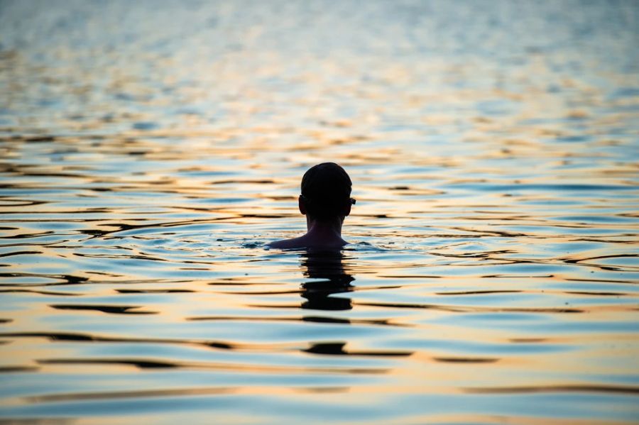 Ein Mann aus Kanada erlitt beim Schwimmen einen Herzinfarkt. (Symbolbild)