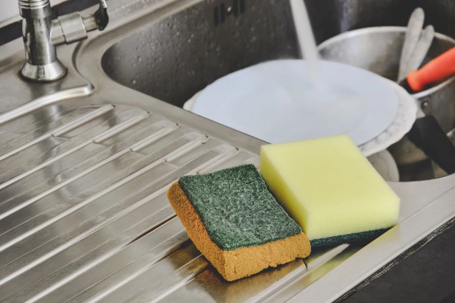 Schwämme, um das Geschirr zu waschen, sollten Sie nicht zu lange benutzen. Sobald er sich verfärbt oder sogar stinkt, ist es Zeit für einen neuen – idealerweise wechseln Sie wöchentlich.