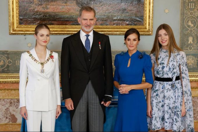Prinzessin Leonor (r.) mit ihrer Schwester, Prinzessin Sofía, und ihren Eltern, König Felipe und Königin Letizia. Prinzessin Leonor