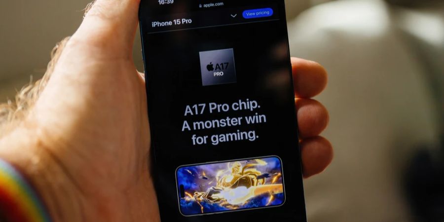 iPhone 15 Pro Gaming Hand Werbung A17 Chip