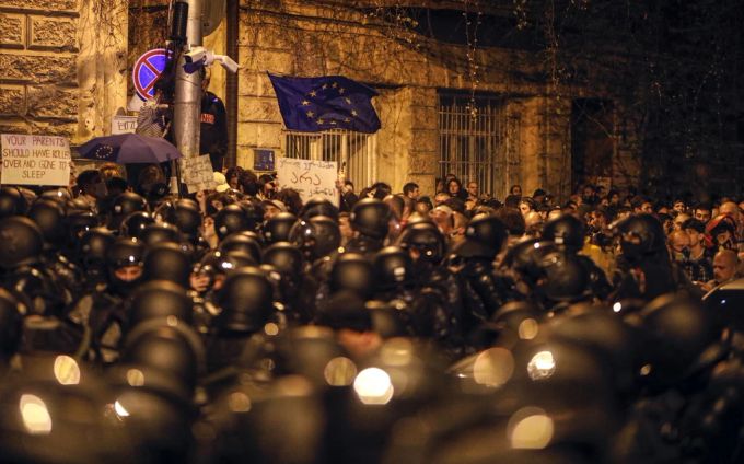 Die Polizei versammelt sich nehmen Protestierenden in Tiflis, der Hauptstadt von Georgien. georgien russisches gesetz proteste