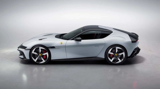 Unter der endlos langen Haube arbeitet ein 6,5-Liter-V12 mit 830 PS ohne Aufladung oder Elektrifizierung 2024 Ferrari 12Cilidri