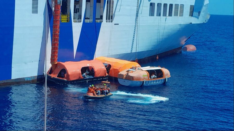 Aufnahmen zeigen eine Rettungsaktion der Seenotrettung, die wegen eines Fährenbrandes zwischen Valencia und Mallorca ausrücken musste.