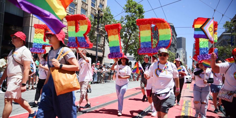 Traditionell in den Farben der Regenbogen-Flagge werden in San Francisco die «Pride»-Buchstaben durch die Stadt getragen.