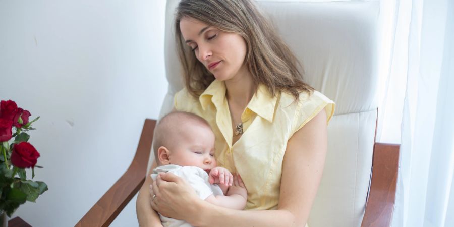 Mama mit Baby auf dem Schoß