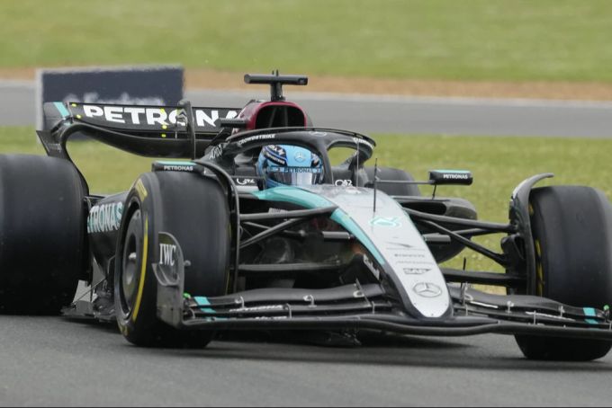 Vorwochen-Sieger George Russell startet beim Heim-GP von der Pole, erlebt dann aber ein Rennen zum Vergessen. George Russell