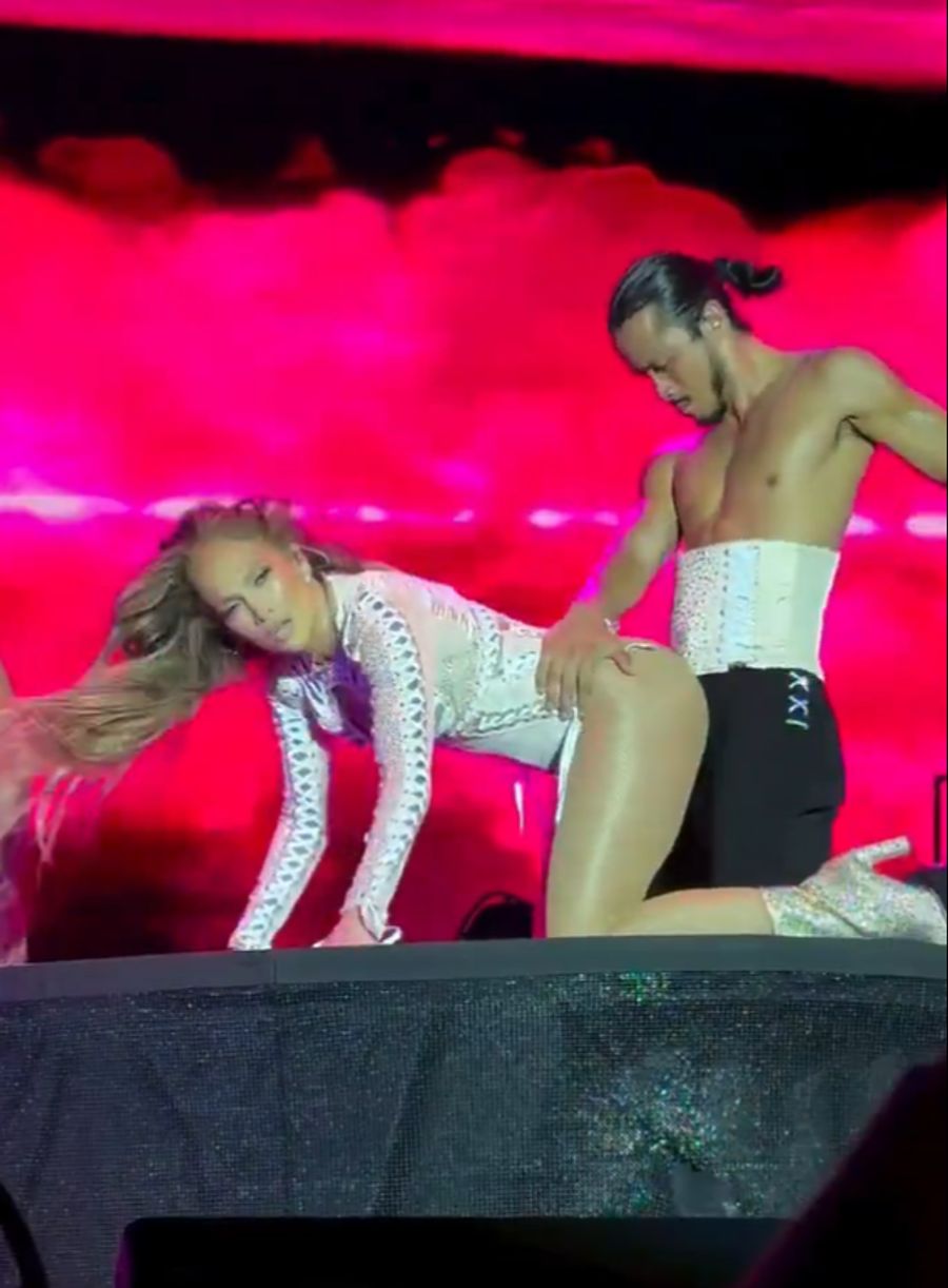 Huch! J.Lo sorgt mit ihrer Performance für mächtig Aufsehen.