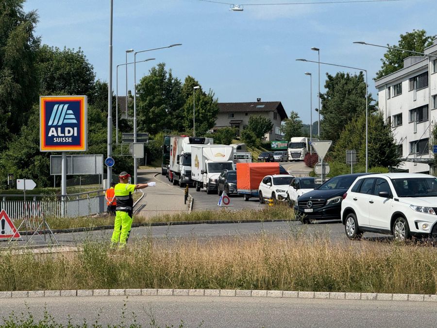 Der Verkehr ist durch den schweren Verkehrsunfall beeinträchtigt.