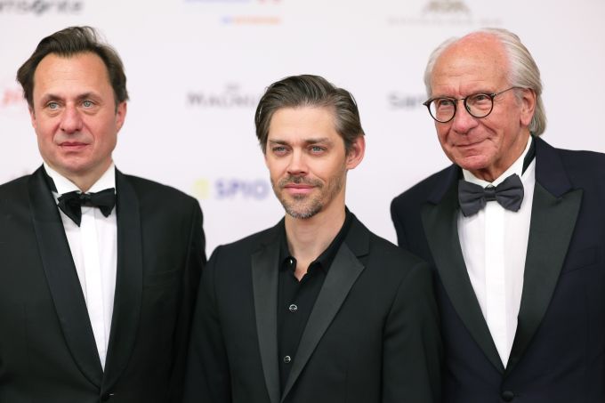 TV-Grösse Wolf Bauer (r.) mit Filmproduzent Till Derenbach (l.) und Briten-Schauspieler Tom Payne (M.) am deutschen Filmball 2025. lindner