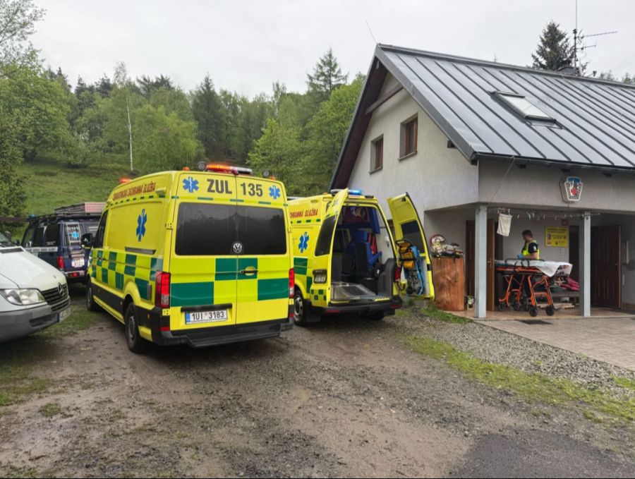 Nachdem sie von anderen Touristen gefunden worden waren, wurden sie von Rettungsdiensten behandelt.