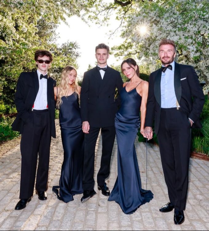 David Beckham mit Ehefrau Victoria und den gemeinsamen Kindern Cruz (l.), Harper und Romeo (m.). Sohn Brooklyn ist nicht auf dem Foto. Beckhams