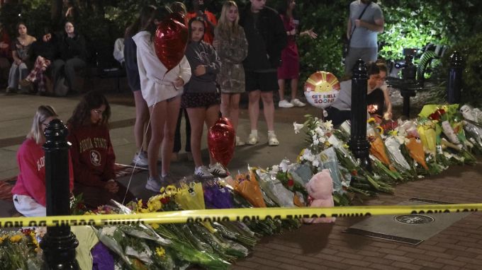 Studierende der Florida State University in Tallahassee gedenken der Verstorbenen und Verletzten. blumen vor uni in florida