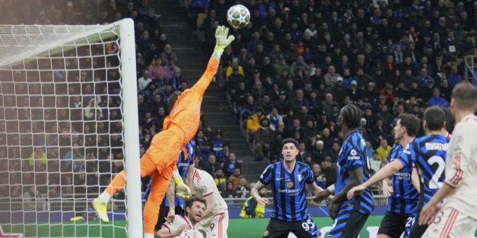 Yann Sommer fliegt im Rückspiel des Champions-League-Viertelfinals durch die Luft. Champions League