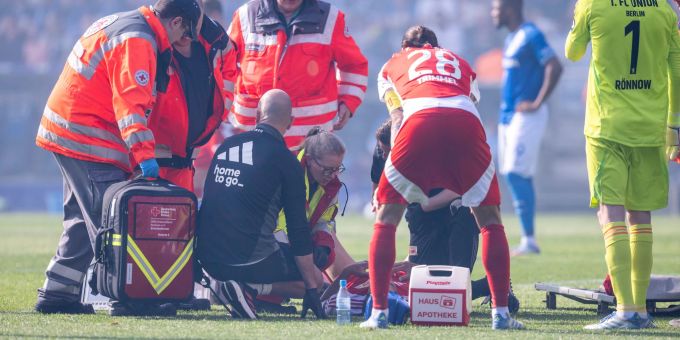 Unions Diogo Leite musste minutenlang behandelt werden. Unions Diogo Leite musste minutenlang behandelt werden.