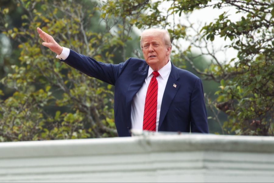 Mit den Aussagen zu Atomraketen sorgte Donald Trump besonders für Aufsehen. Hier macht er eine Handgeste, um die abgefeuerten Raketen zu imitieren.