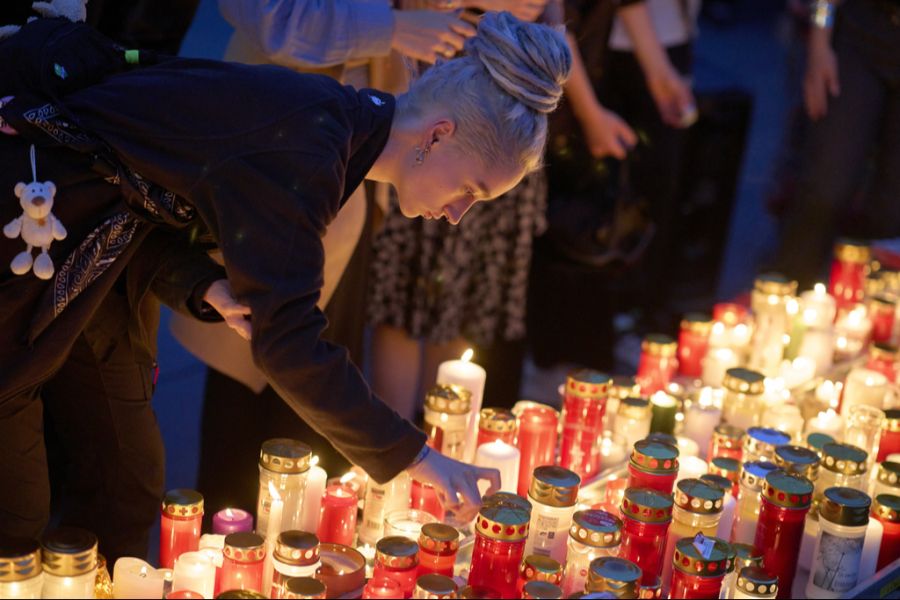 Bei dem Amoklauf starben insgesamt zehn Menschen, darunter befinden sich Schülerinnen und Schüler und auch Erwachsene.