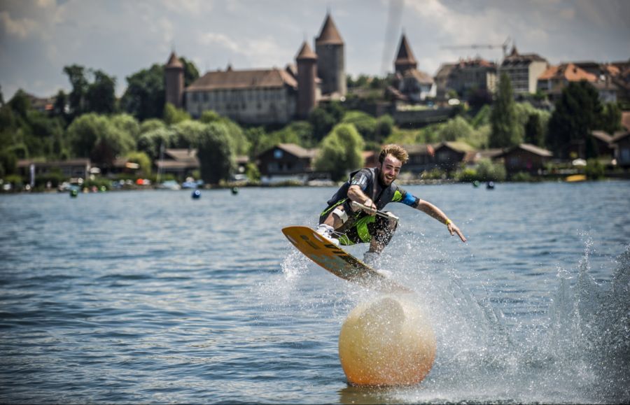 Das Wassersportzentrum Alphasurf in Estavayer-le-Lac begeistert mit seiner 800 Meter langen Wasserskilift-Anlage. Nach einer kurzen Einweisung können Sie Wasserskis, Wakeboards und Neoprenanzüge ausleihen. Auch Pedalos, Kanus, Surfbretter und Stand-up-Paddles gibts hier. Am angrenzenden Gemeindestrand mit Restaurant, grosser Liegewiese und Sandbereich können Sie sich danach bestens entspannen.