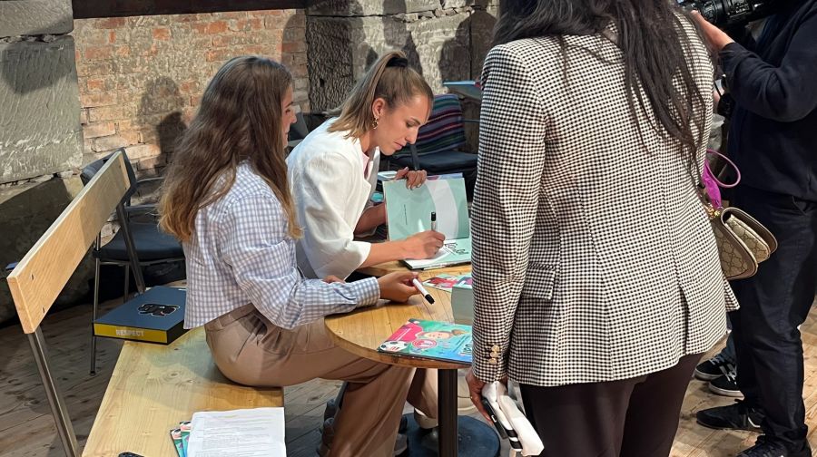 Das Kinderbuch von Meret und Lia Wälti ist begehrt – so auch die Unterschrift.