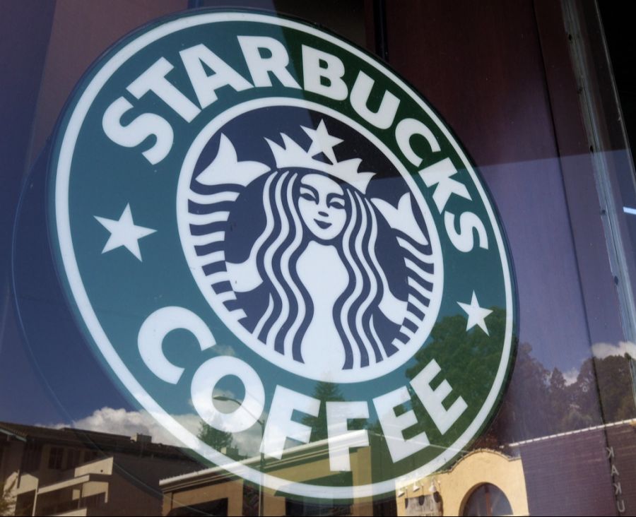 Der US-amerikanische Anbieter Starbucks verlangt seit April in der Schweiz mehr Geld für seine Kaffees. (Archivbild)