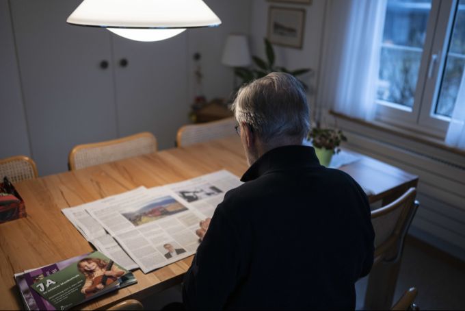 Ein Rentner liest eine Tageszeitung, fotografiert am 2. Februar 2024 in Uster ZH. Rentner AHV