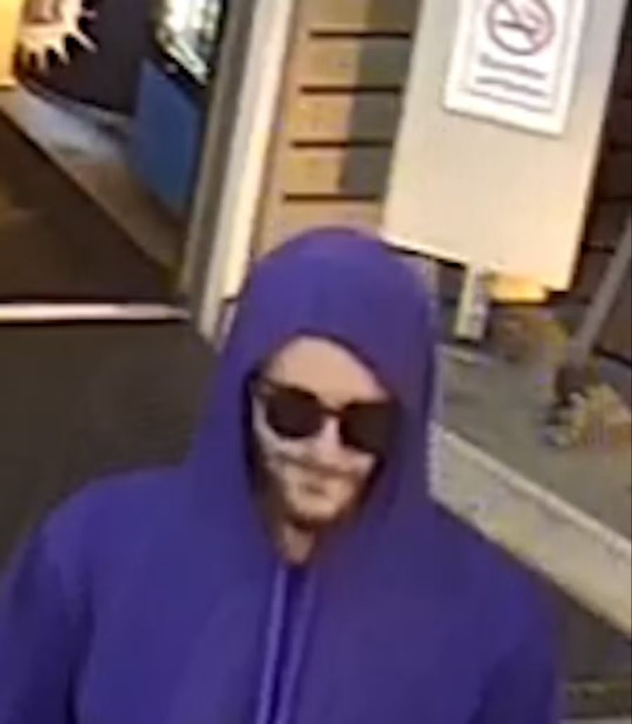 Die Kantonspolizei sucht einen Mann im Zusammenhang mit einem Raubüberfall. Im Rahmen einer Öffentlichkeitsfahndung wurden nun verpixelte Bilder veröffentlicht.