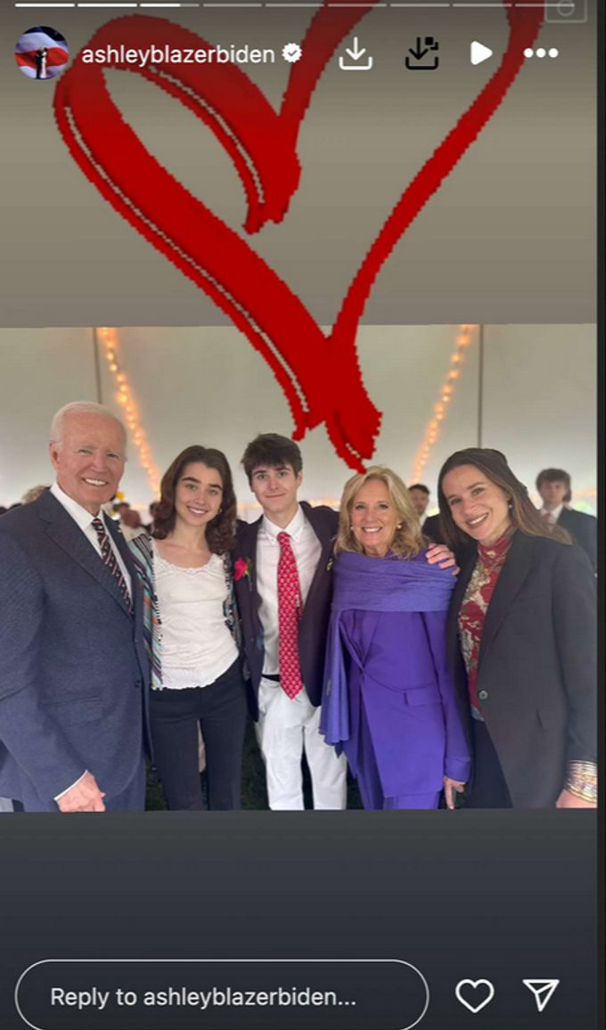 Joe Biden posierte nach der Abschlussfeier seines Enkels mit seiner Familie. joe biden