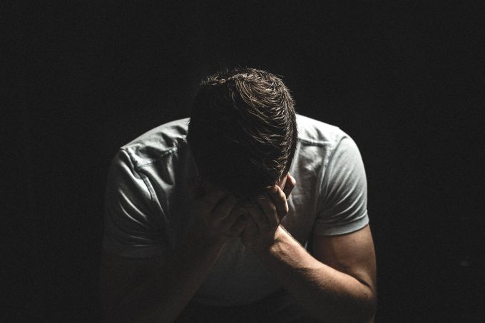 Frustration und Aussichtslosigkeit zeigen sich nicht immer direkt. Mann, depression