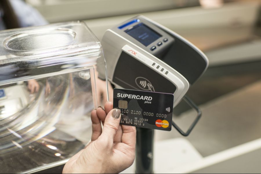 In vielen Supermärkten und Restaurants wird dieses Zahlungssystem genutzt.