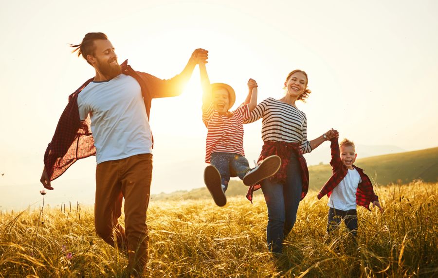 familie in der sonne