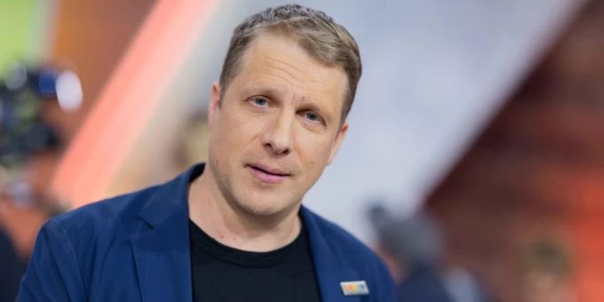 Oliver Pocher und Ex Amira sind geschieden. Dennoch verzichtet der Komiker auf Dates – jedenfalls auf die klassischen. Oliver Pocher
