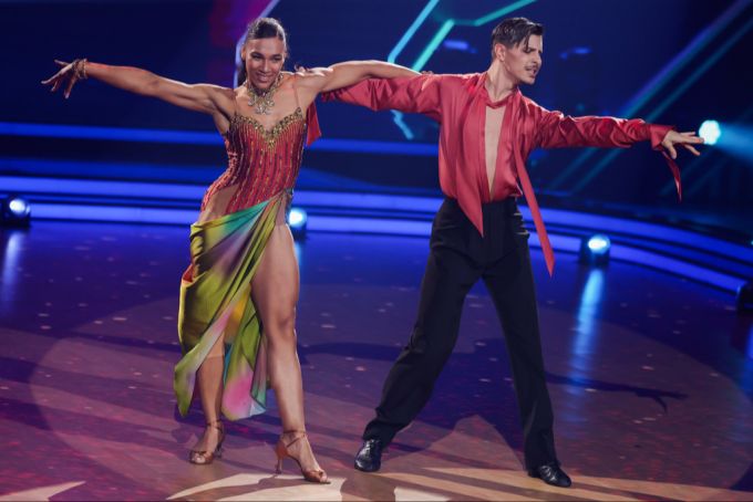 Marie Mouroum und Alexandru Ionel präsentierten bei «Let's Dance» eine Ruma zum Song «Too Lost in You» von den Sugarbabes. lets dance wer raus