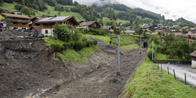 Die Schienen der Zentralbahn in Brienz BE wurden durch das Unwetter schwer in Mitleidenschaft gezogen. Schienen