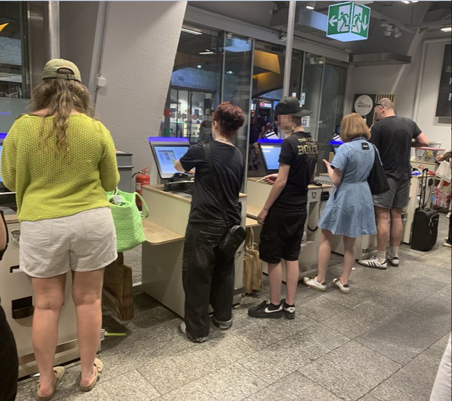 Sowohl vor den bedienten Kassen als auch vor den Selfcheckout-Kassen mussten die Kunden im Coop Stadelhofen lange anstehen.