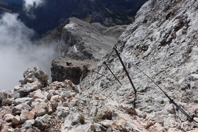Bei Gewitter in den Bergen sollte man Abstand von leitenden Drahtseilen halten. Drahtseile