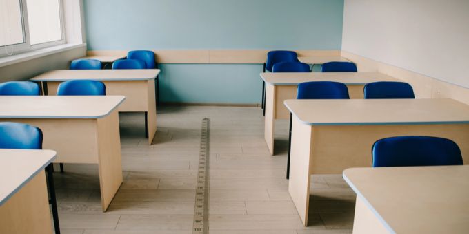 Leere Stühle in der Schule: Viele Eltern verzichten mittlerweile auf die Teilnahme an Elternabenden. Das könnte in Baselland bald geahndet werden. Busse Elternabend