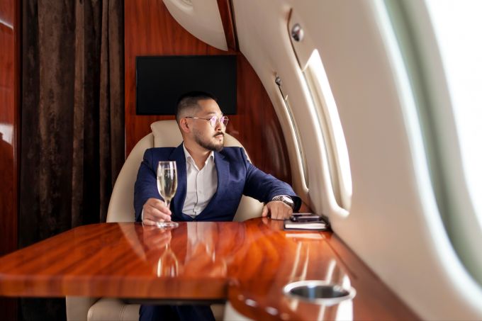 Reisen im Privatjet sind für die (Super)Reichen kein Problem. dollar millionäre