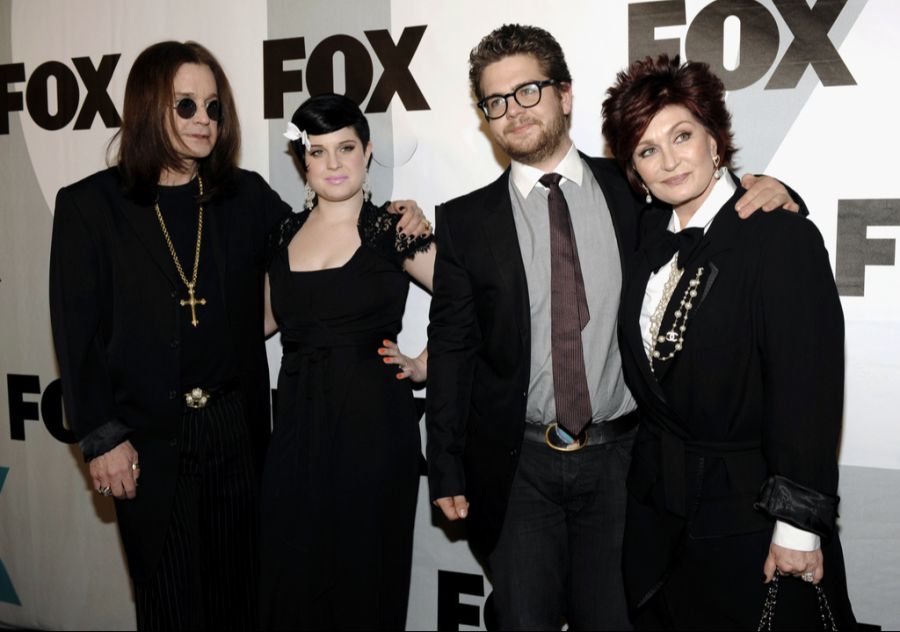 Foto von 2009: Ozzy neben Tochter Kelly, Sohn Jack und Ehefrau Sharon. Die Familie hatte in den 2000ern eine eigene Reality-Show.