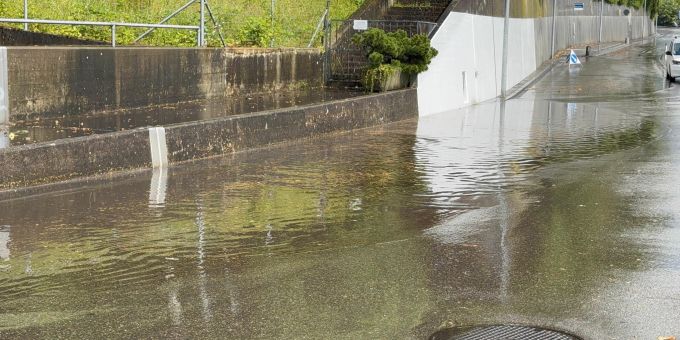 Heftige Regenfälle verwandelten die Strasse hinter dem Bahnhof Herrliberg-Feldmeilen in einen Bach. Herrliberg ZH