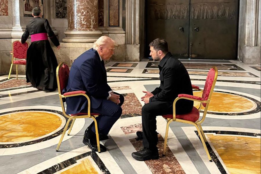 Aussenpolitisch, insbesondere aus den USA, könnte die Position Selenskyjs durchaus infrage gestellt werden.
