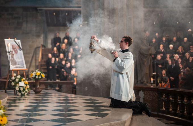 In einem Gottesdienst in Wien wird dem kürzlich verstorbenen Papst Franziskus gedenkt. Papst
