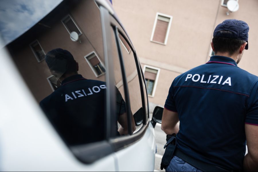 Wegen einem Auto-Sticker hat ein Italiener einem Schweizer die Polizei auf den Hals gerufen. (Symbolbild)