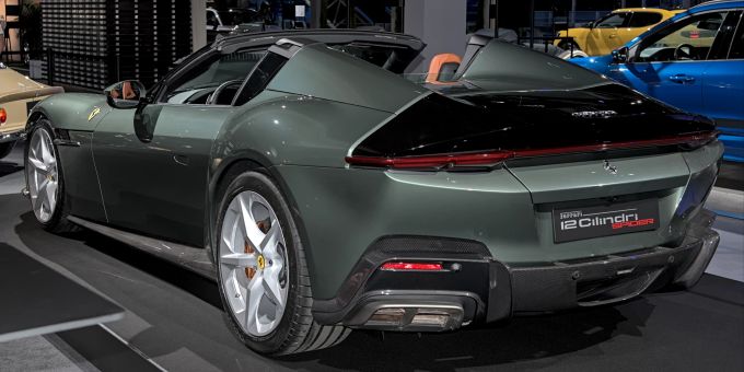 Das kraftvolle und aerodynamisch geformte Heck des Ferrari 12Cilindri Spider zitiert Designelemente legendärer Vorgänger. Ferrari_12Cilindri_Spider