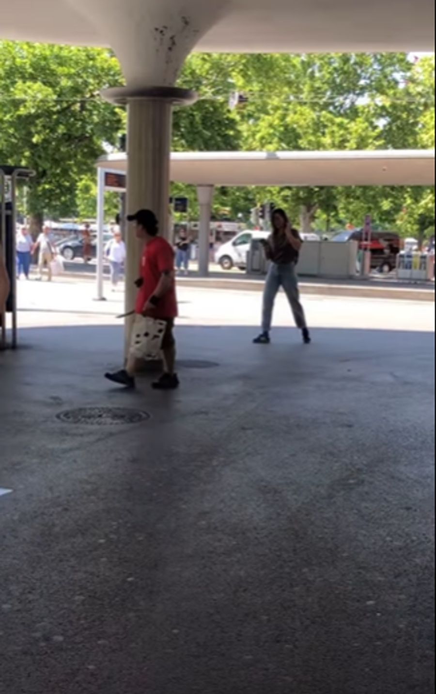 Der Mann beschimpfte Passantinnen und Passanten rassistisch.