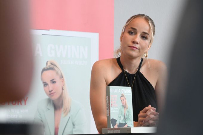 Giulia Gwinn hat ihr Buch «Write Your Own Story» präsentiert. Giulia Gwinn Buchvorstellung