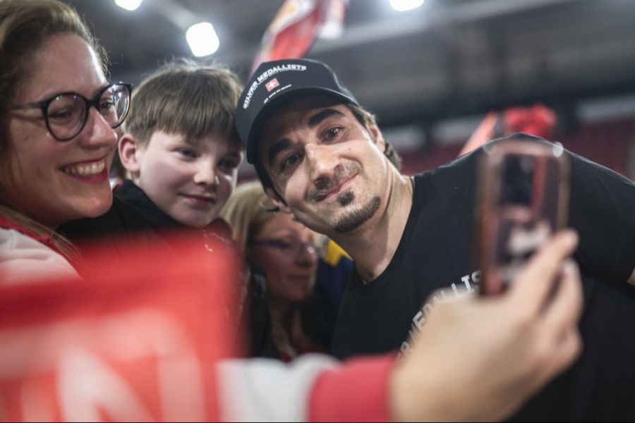 Der Bündner wurde von den Schweizer Eishockey-Fans am Montagabend in Kloten gebührend verabschiedet.