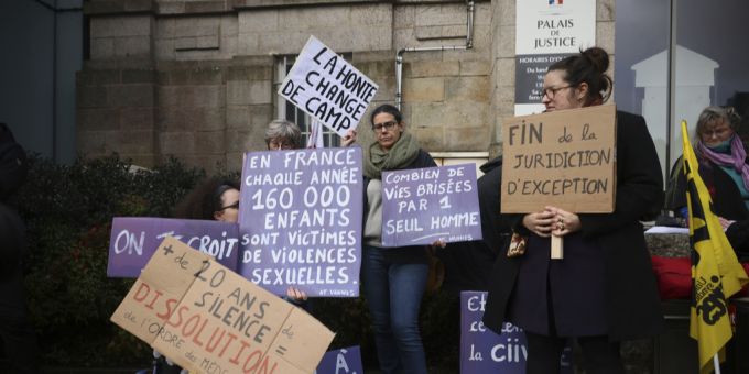 Aktivisten vor dem Gerichtsgebäude in Frankreich. (Archivbild) Missbrauch Frankreich