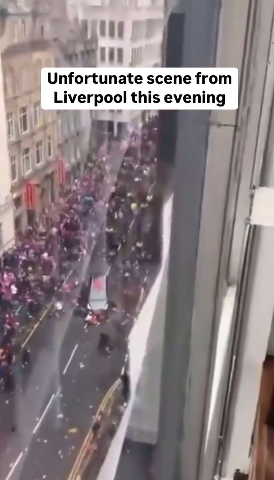 Ausschnitte aus einem Video, das zeigt, wie ein Auto in die Menschenmenge in Liverpool rast.