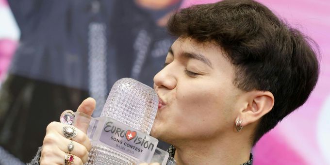 ESC-Sieger JJ (Johannes Pietsch) küsst die Trophäe. esc sieg